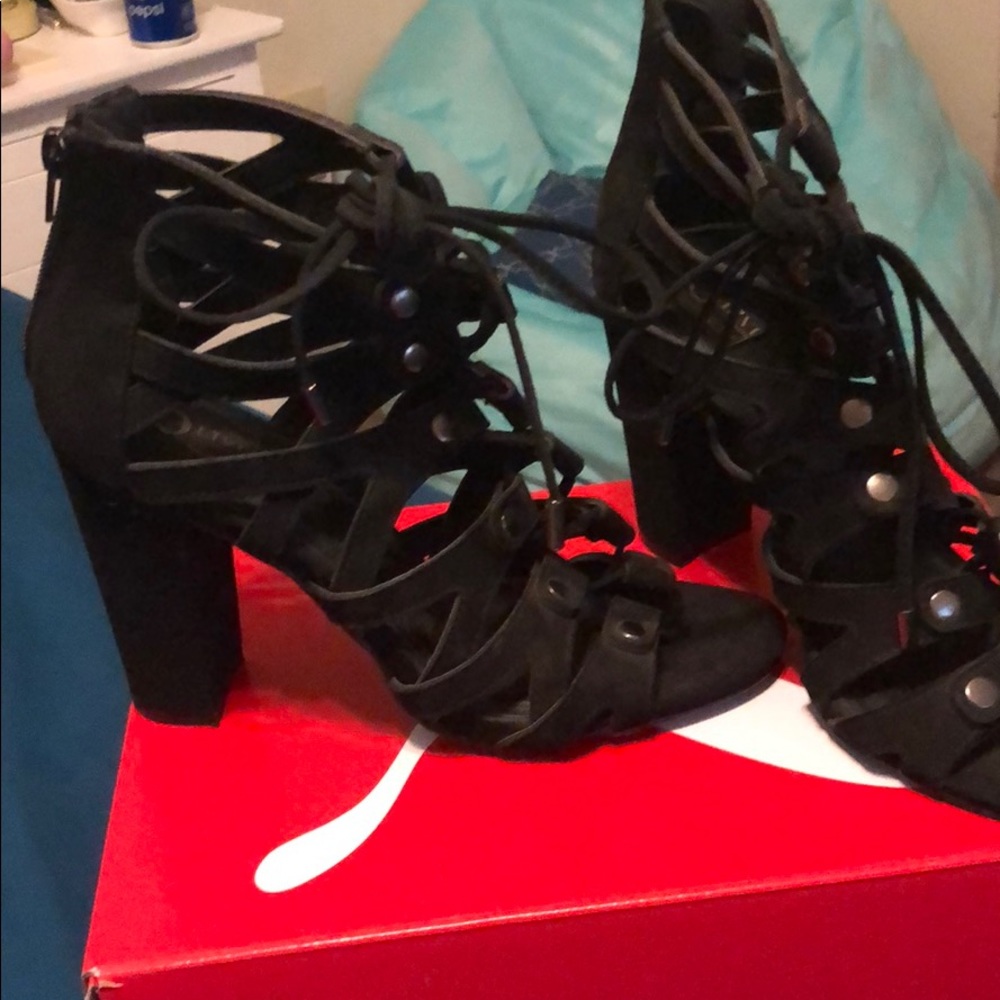High heels - Picture 2 of 2